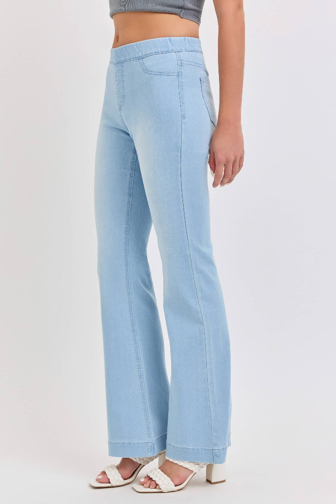 Reason To Relax Flared Jeans - Light Wash