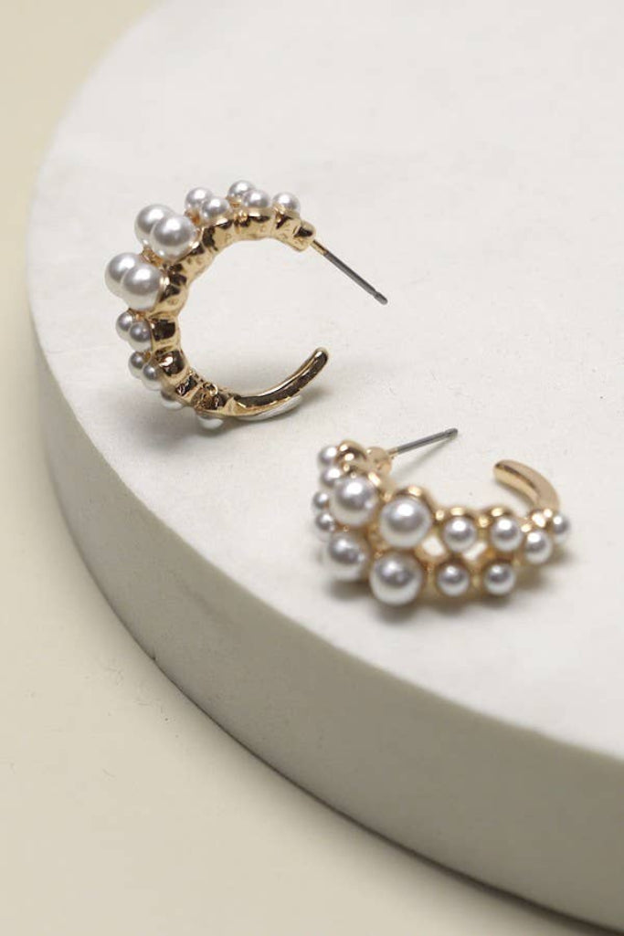JOSSLYN by wall to wall - DOUBLE ROW PEARL MINI HUGGIE HOOP EARRINGS | 31E03627