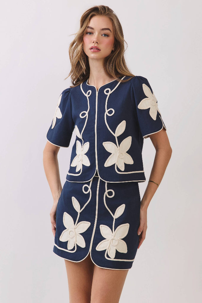 TCEC - CT9839-Appliqué Floral Short Puff Sleeve Structured Top