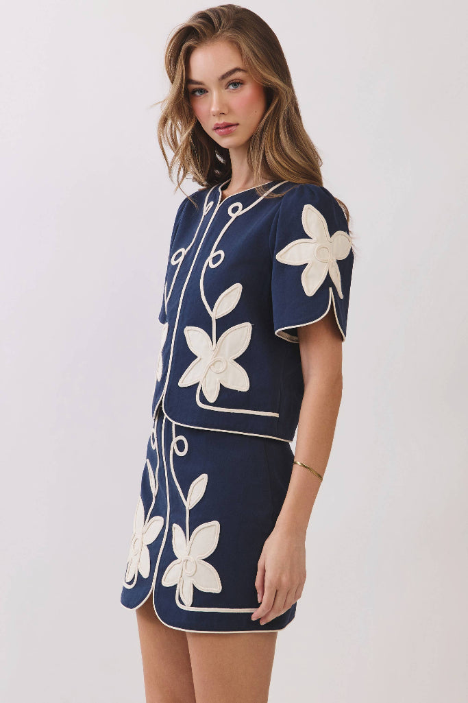 TCEC - CT9839-Appliqué Floral Short Puff Sleeve Structured Top